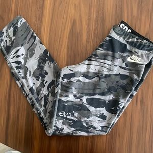 Nike camo leggings